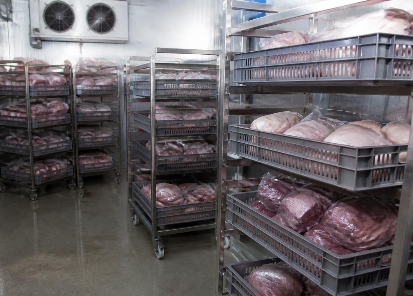 Kyllager med vagnar av förpackade köttdetaljer